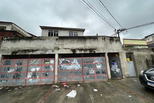 Fachada de casa à venda com 2 quartos, 118m² em Vaz Lobo, Rio de Janeiro