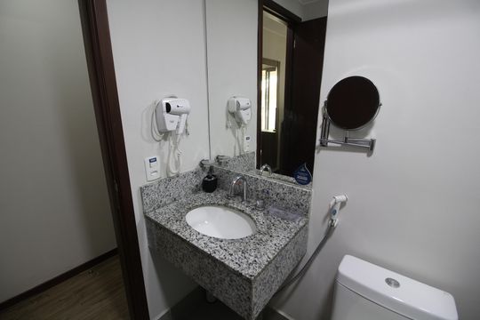 Banheiro de kitnet/studio para alugar com 1 quarto, 20m² em Jacarepaguá, Rio de Janeiro