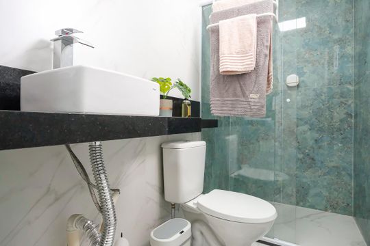 Banheiro da suíte de apartamento à venda com 2 quartos, 55m² em Rudge Ramos, São Bernardo do Campo