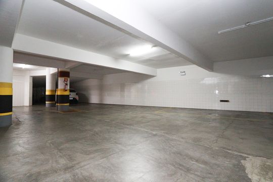 Garagem de apartamento à venda com 8 quartos, 300m² em Vila Suzana, São Paulo