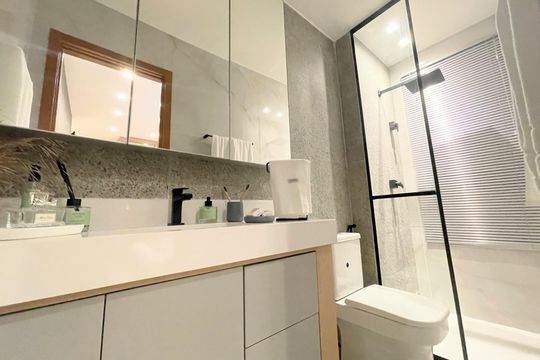Banheiro social de apartamento à venda com 2 quartos, 55m² em Cabral, Contagem