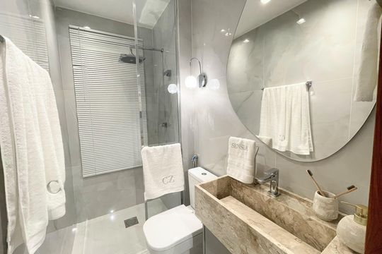 Banheiro social de apartamento à venda com 2 quartos, 55m² em Cabral, Contagem