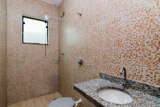Banheiro da Edícula  de casa à venda com 3 quartos, 260m² em Vila Trabalhista, Guarulhos