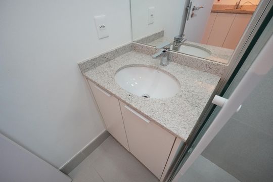 Banheiro social de kitnet/studio para alugar com 1 quarto, 27m² em Vila Mariana, São Paulo