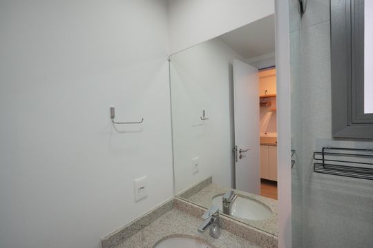 Banheiro social de kitnet/studio para alugar com 1 quarto, 27m² em Vila Mariana, São Paulo