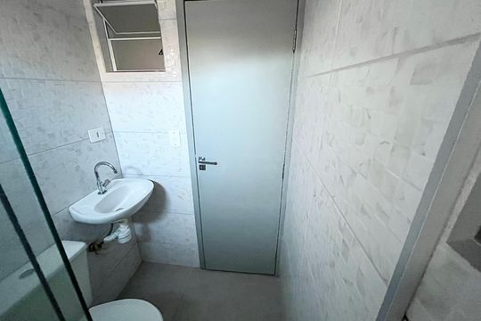 Banheiro de kitnet/studio para alugar com 0 quarto, 25m² em Vila Dom Pedro Ii, São Paulo