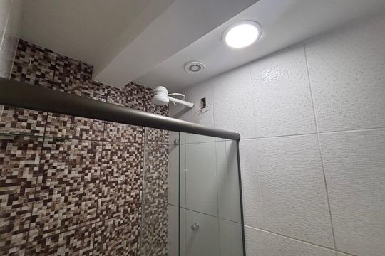 Banheiro de kitnet/studio para alugar com 1 quarto, 35m² em Recreio dos Bandeirantes, Rio de Janeiro
