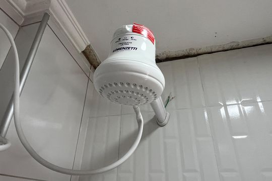 Banheiro de serviço de apartamento para alugar com 3 quartos, 101m² em Aparecida, Santos
