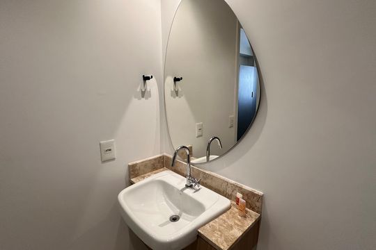 Banheiro de kitnet/studio à venda com 1 quarto, 25m² em Santo Amaro, São Paulo