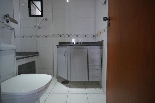 Banheiro Social de apartamento para alugar com 3 quartos, 84m² em Vila Assunção, Santo André