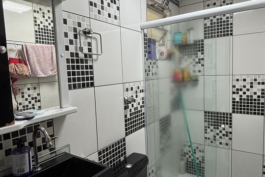 Banheiro social de apartamento à venda com 2 quartos, 58m² em Parque Erasmo Assunção, Santo André
