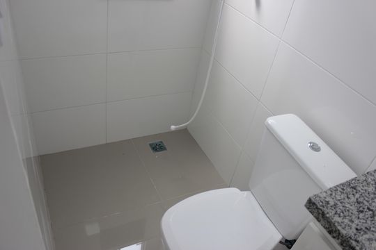 Banheiro de kitnet/studio para alugar com 1 quarto, 18m² em Vila Santa Maria, Guarulhos