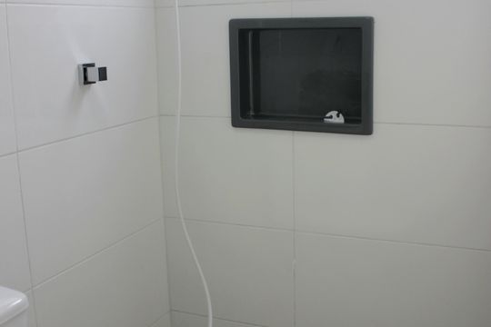 Banheiro de kitnet/studio para alugar com 1 quarto, 20m² em Vila Santa Maria, Guarulhos