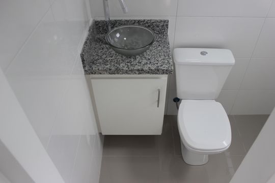 Banheiro de kitnet/studio para alugar com 1 quarto, 20m² em Vila Santa Maria, Guarulhos