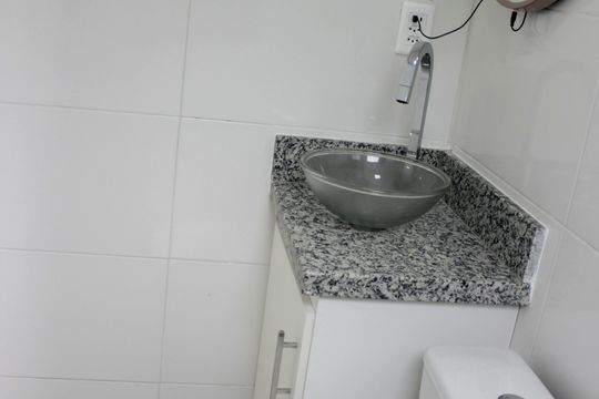 Banheiro de kitnet/studio para alugar com 1 quarto, 20m² em Vila Santa Maria, Guarulhos