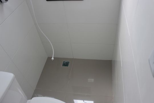 Banheiro de kitnet/studio para alugar com 1 quarto, 20m² em Vila Santa Maria, Guarulhos