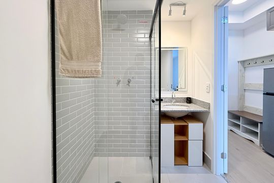 Banheiro social de kitnet/studio para alugar com 1 quarto, 29m² em Santo Amaro, São Paulo