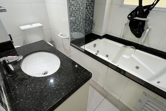 Banheiro Social de apartamento para alugar com 2 quartos, 85m² em Aparecida, Santos