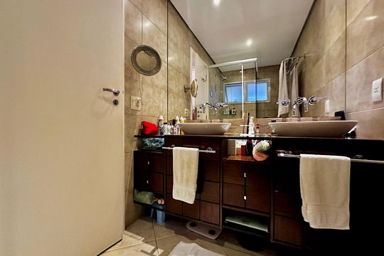 Banheiro Suíte 1 de casa de condomínio à venda com 4 quartos, 224m² em Campo Belo, São Paulo