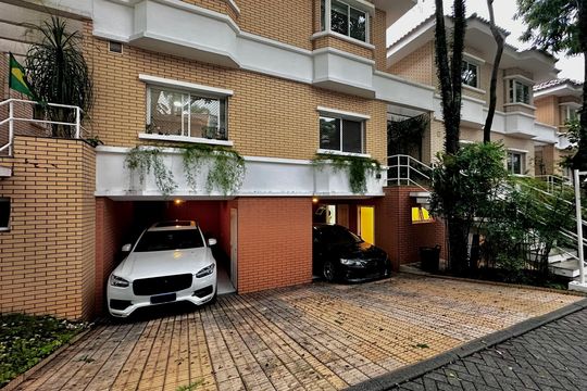 Garagem  de casa de condomínio à venda com 4 quartos, 224m² em Campo Belo, São Paulo