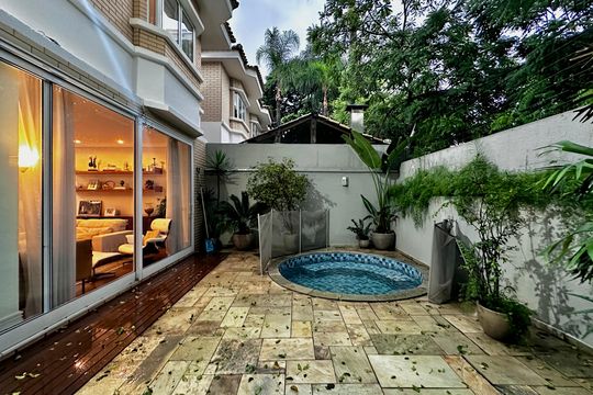 Varanda/Quintal de casa de condomínio à venda com 4 quartos, 224m² em Campo Belo, São Paulo