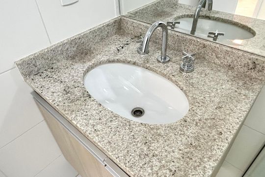 Banheiro social de apartamento para alugar com 2 quartos, 57m² em Vila Camargos, Guarulhos