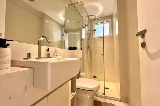 Banheiro social de apartamento à venda com 2 quartos, 83m² em Vila Alexandria, São Paulo