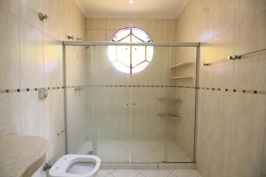 Quarto 5 - Banheiro da Suíte de casa de condomínio à venda com 6 quartos, 467m² em Anil, Rio de Janeiro
