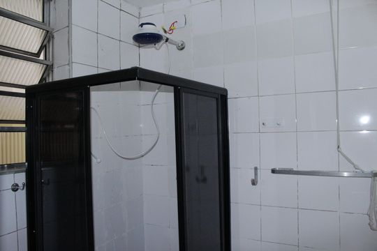 Banheiro social de kitnet/studio à venda com 1 quarto, 21m² em Santa Ifigênia, São Paulo