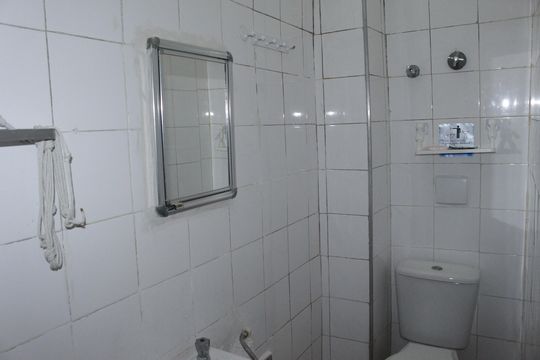 Banheiro social de kitnet/studio à venda com 1 quarto, 21m² em Santa Ifigênia, São Paulo