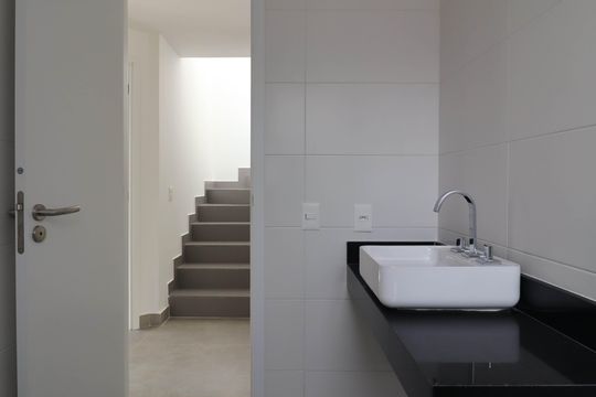 Banheiro de casa de condomínio à venda com 3 quartos, 276m² em Vila Madalena, São Paulo