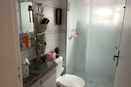Banheiro de apartamento à venda com 2 quartos, 50m² em Vila Carmosina, São Paulo