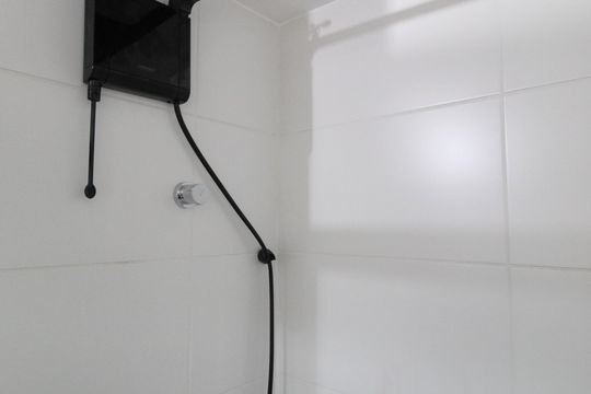 Banheiro de kitnet/studio para alugar com 1 quarto, 28m² em Moema, São Paulo