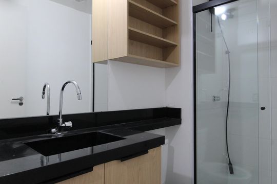 Banheiro de kitnet/studio para alugar com 1 quarto, 28m² em Moema, São Paulo