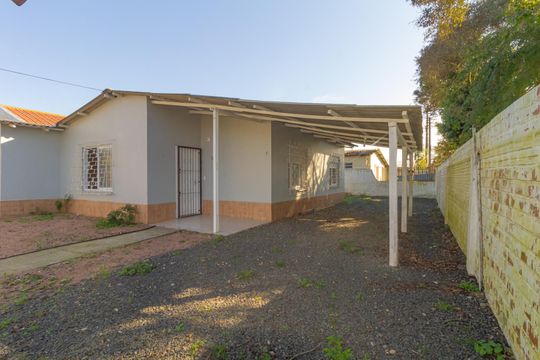 Fachada de casa à venda com 3 quartos, 86m² em Harmonia, Canoas