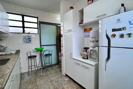 Cozinha de apartamento à venda com 3 quartos, 120m² em Santa Lúcia, Belo Horizonte