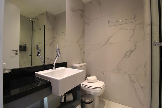 Banheiro de kitnet/studio para alugar com 1 quarto, 34m² em Indianópolis, São Paulo