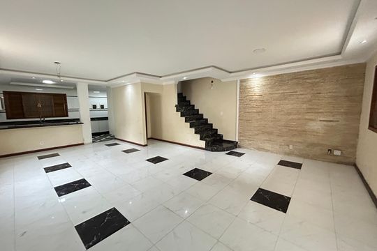 Casa para alugar com 3 quartos, 200m² em Vila Valqueire, Rio de Janeiro