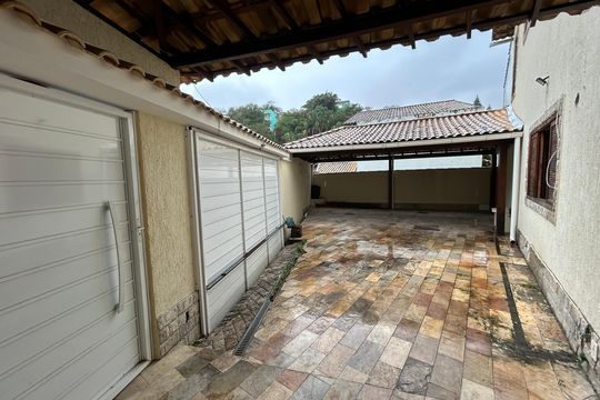 Garagem de casa para alugar com 3 quartos, 200m² em Vila Valqueire, Rio de Janeiro