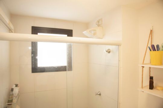 Banheiro de kitnet/studio à venda com 1 quarto, 31m² em Mirandópolis, São Paulo