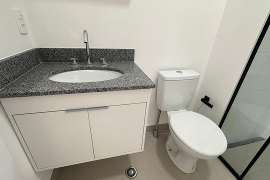 Banheiro social de kitnet/studio à venda com 1 quarto, 27m² em Cidade Monções, São Paulo