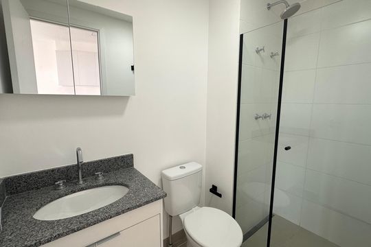 Banheiro social de kitnet/studio à venda com 1 quarto, 27m² em Cidade Monções, São Paulo