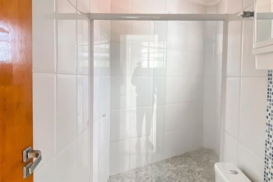 Banheiro  de apartamento à venda com 1 quarto, 55m² em Vila Euthalia, São Paulo