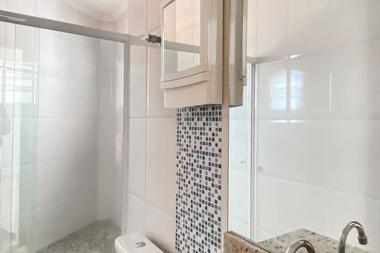 Banheiro de apartamento à venda com 1 quarto, 55m² em Vila Euthalia, São Paulo