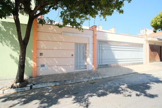 Fachada de casa à venda com 4 quartos, 290m² em Vila Carrão, São Paulo