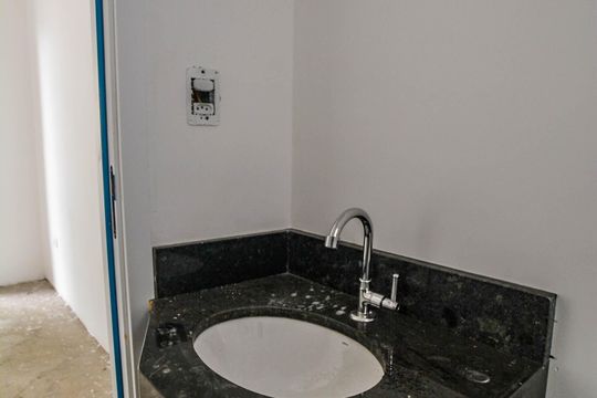 Banheiro da Suíte de apartamento à venda com 2 quartos, 53m² em Vila Curuçá, Santo André