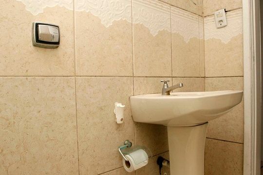 Banheiro de apartamento à venda com 2 quartos, 55m² em Petrópolis, Porto Alegre