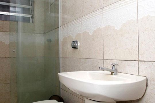 Banheiro de apartamento à venda com 2 quartos, 55m² em Petrópolis, Porto Alegre