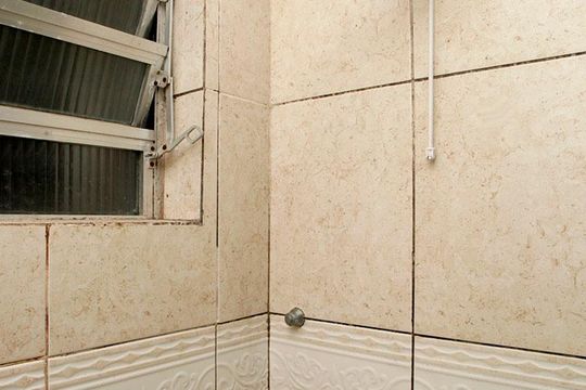 Banheiro de apartamento à venda com 2 quartos, 55m² em Petrópolis, Porto Alegre