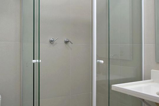 Banheiro de kitnet/studio para alugar com 1 quarto, 24m² em Pinheiros, São Paulo